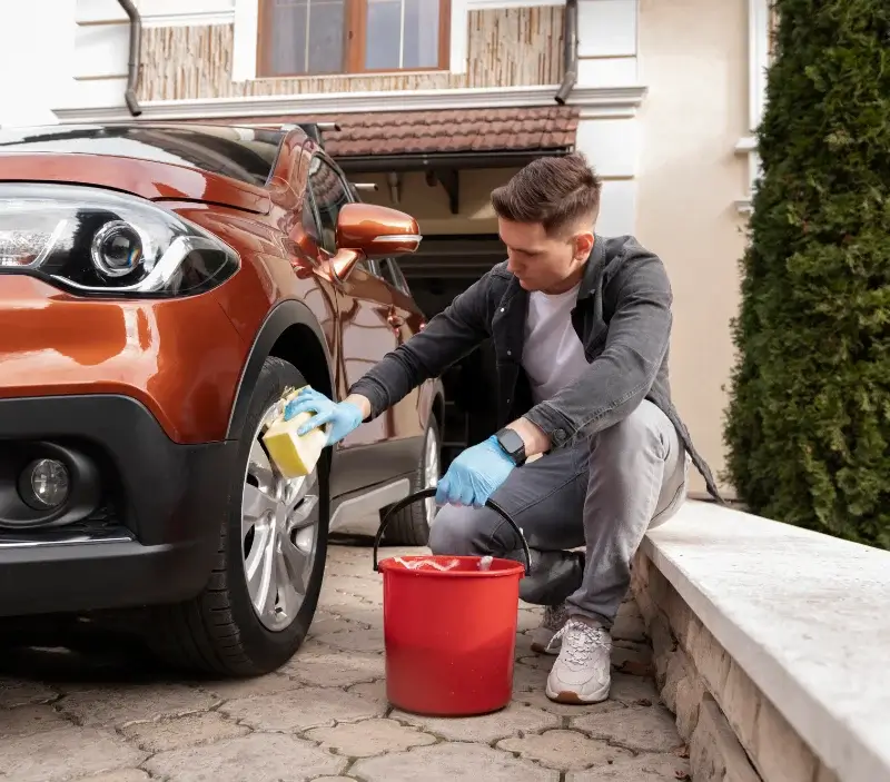 Lavage auto à domicile Millau : professionnel intervenant sur un véhicule